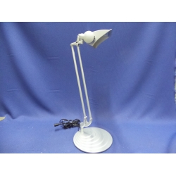 Humanscale Diffrient Single Arm 28 in. Designer Table Desk Lamp